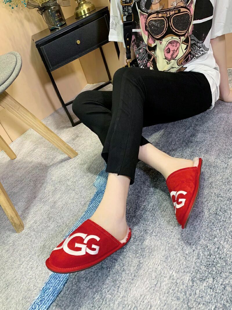 Bright Red Indoor Slippers with Oversized G Detail | 2593