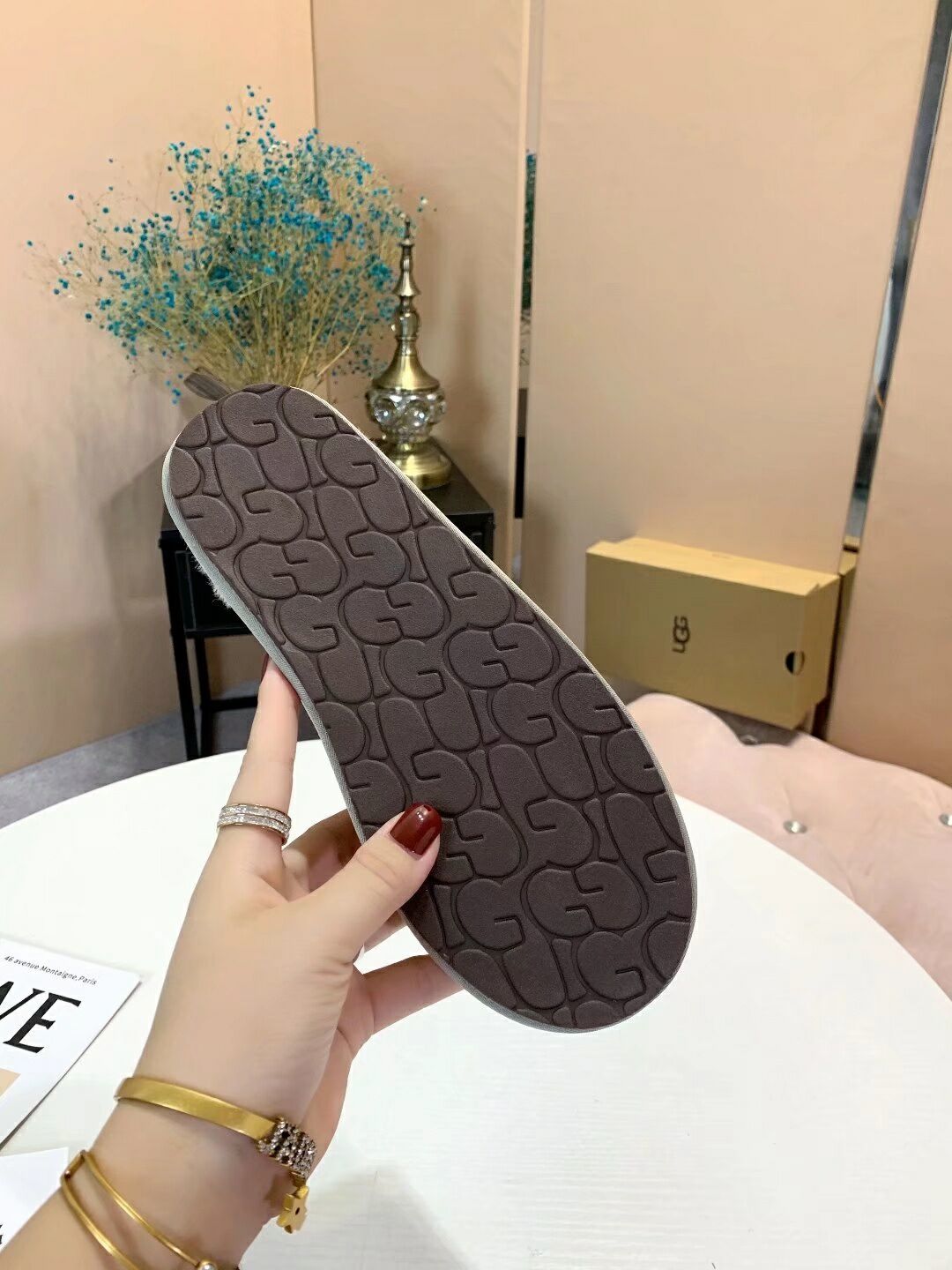 Gray Indoor Slippers with Oversized G Detail | 2593